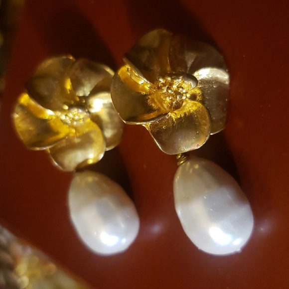 Gold plated flower earrings w/ large faux baroque pearl - Picture 2 of 5